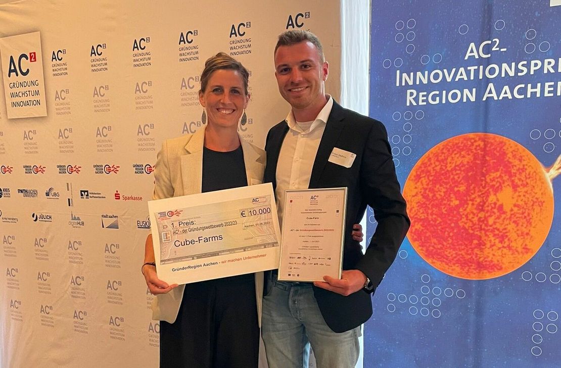 Monschaus Bürgermeisterin Dr. Carmen Krämer gratulierte Enrico Steffens zu seinem Sieg.
