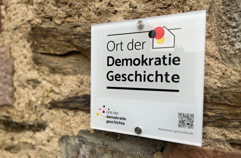 Die Plakette wurde am historischen Backes angebracht, in dem der Sankt Goar-Kreis tagte und speiste.