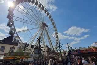 Den Besuchern bietet sich beim Maimarkt ein ausgewogenes Miteinander von Rummel mit attraktiven Fahrgeschäften sowie heimische Gastronomie mit regionalen Angeboten.