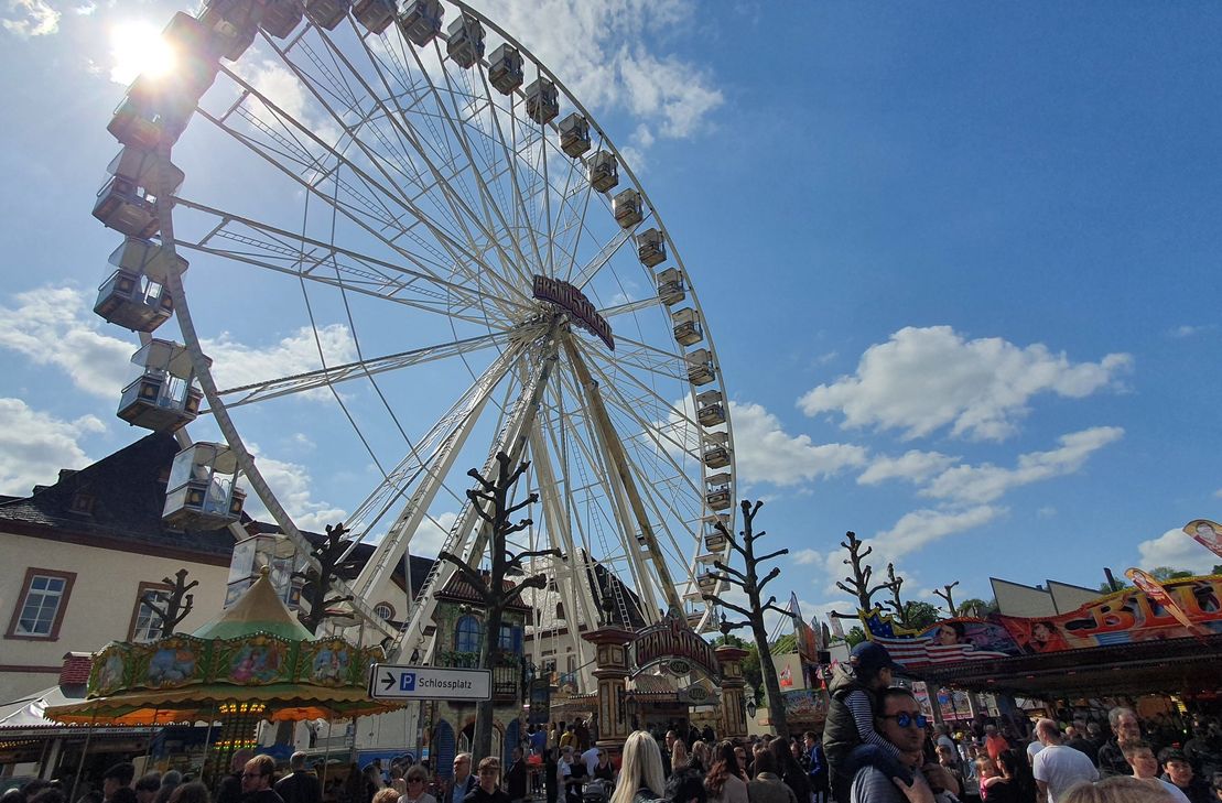 Den Besuchern bietet sich beim Maimarkt ein ausgewogenes Miteinander von Rummel mit attraktiven Fahrgeschäften sowie heimische Gastronomie mit regionalen Angeboten.