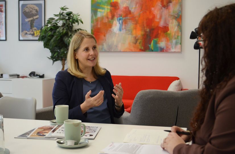 »Man sollte sich bei wichtigen Lebensentscheidungen auf sich selbst verlassen«, so die Politikerin im Interview. »Es gibt nicht nur den einen Weg - man kann überall seinen Weg gehen, solange man diesen mit Engagement und Leidenschaft bestreitet.«