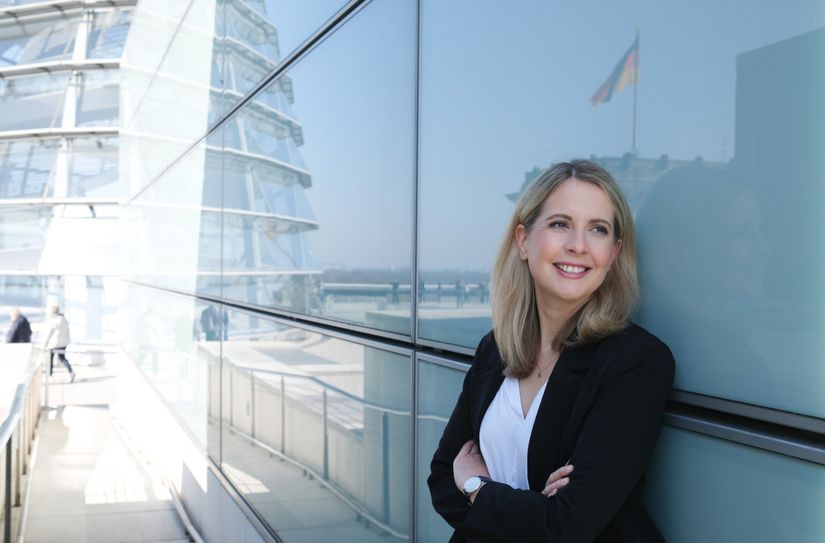 Verena Hubertz (38) trat am 6. Mai 2025 ihr Amt als Bundesministerin für Wohnen, Stadtentwicklung und Bauwesen der Bundesrepublik Deutschland an.