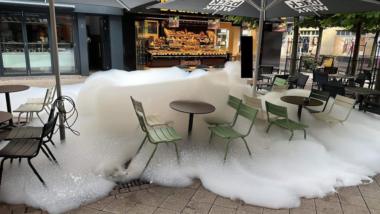 Schaumbildung an einem öffentlichen Brunnen in Euskirchen.