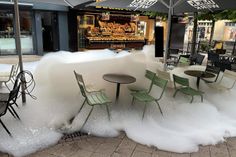 Schaumbildung an einem öffentlichen Brunnen in Euskirchen.