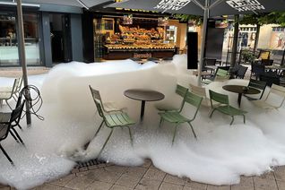 Schaumbildung an einem öffentlichen Brunnen in Euskirchen.
