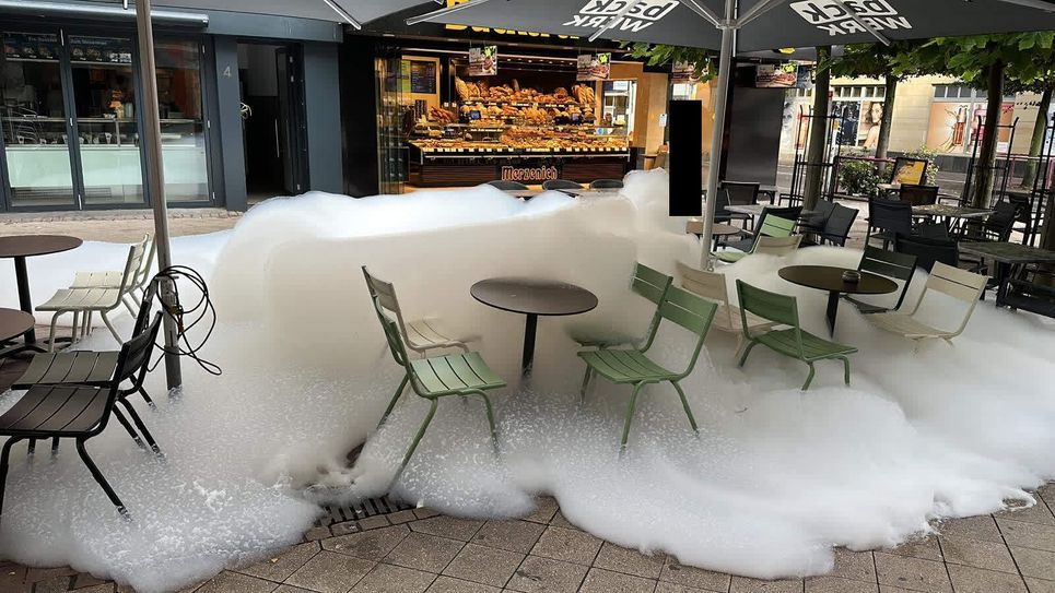 Schaumbildung an einem öffentlichen Brunnen in Euskirchen.