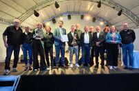 Gruppenfoto mit dem Edgar-Gewinner, Preispate, Kulturministerin Katharina Binz (2.v.r.) und den Pro-Winzlern.