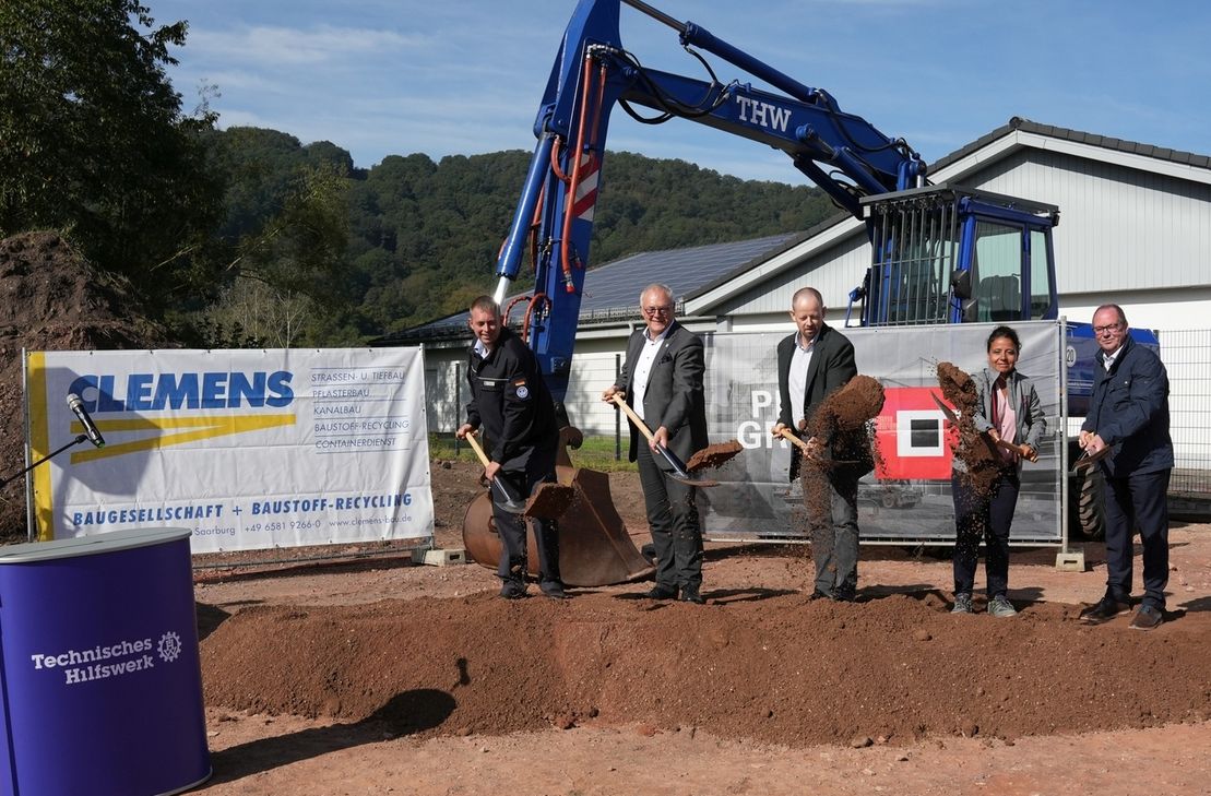 Fabian Weiland, Ortsbeauftragter THW Ortsverband Saarburg, Dr. Wilfried Hoffmann, Niederlassungsleiter LBB Trier, Sven Brux, Bundesanstalt für Immobilienaufgaben, Ros Klär, Peter Gross Bau und Jürgen Dixius, Bürgermeister VG Saarburg-Kell