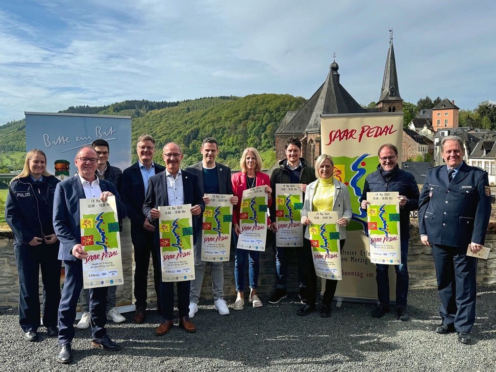 Gemeinsam mit allen Beteiligten stellten Jürgen Dixius, Bürgermeister der VG Saarburg-Kell, Joachim Weber, Bürgermeister der VG Konz, Daniel Kiefer, Bürgermeister der Gemeinde Mettlach und Christopher Klein als Vertreter der Stadt Merzig den Erlebnistag 2024 vor.
