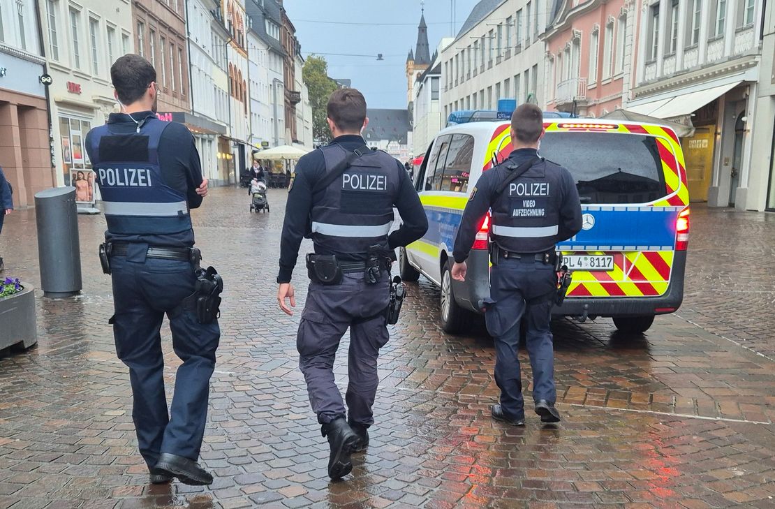 Symbolfoto einer Streife in der Fußgängerzone Trier.