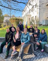 Freuen sich über ihre neuen Waldsofas: das Team des Wohn- und Betreuungsverbunds am „Haus Maria“ in Bad Münstereifel (hinten, v. l.) Thomas Hochgürtel (Qualitätsmanagement, Controlling, Organisation), Eberhard Kremer (Geschäftsführung), Maike Seidenfaden (Geschäftsführung, Leitung Wohnverbund), Horst Berbuir (Arbeitstherapeut) und Clara Schneider (Hausleitung Haus Maria) sowie Bewohnerinnen und Bewohner.