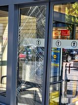 Vandalismus an der Friedhofskapelle und beim Discounter Lidl