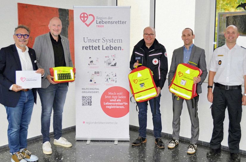 Gemeinsamer Start für die Ersthelfer-App im Eifelkreis (von rechts): Dr. Andreas Palzer (stellv. Chef der Trierer Berufsfeuerwehr), Dr. Dirk Nauheimer (Oberarzt Klinikum Brüderkrankenhaus Trier), Rainer Hoffmann (Kreisgeschäftsführer DRK Bitburg-Prüm), Landrat Andreas Kruppert, der Erste Kreisbeigeordnete Michael Ludwig, MdL