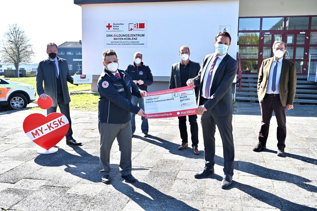Von links: Christoph Weitzel, Vorstand "Kreissparkasse", Marco Emmerich, Bereitschaftsleiter DRK, Frank Minwegen, Leiter Bildungszentrum DRK, Jörg Lempertz, Bürgermeister VG Mendig, Alexander Müller, Vertriebsleiter der "Kreissparkasse", und Klaus Bell, Bürgermeister VG Pellenz, bei der Scheckübergabe.