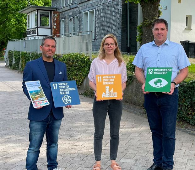 Das Regionalmanagement der LEADER-Region Eifel mit Nicolas Gath und Lea Schenkelberg sowie der Vorsitzende Stefan Grießhaber (v.l.) freuen sich über die erfolgreiche Bewerbung.