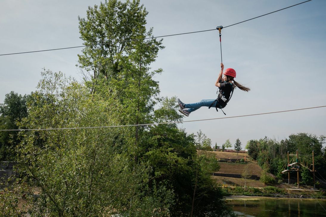 Ab Freitag, 21. Mai ist der Flying Fox-Park im Seepark Zülpich wieder geöffnet. Für den Besuch des Kletter- und Seilrutschenparks ist jedoch ein aktueller Corona-Schnelltest oder ein Impf- oder Genesungsnachweis erforderlich.