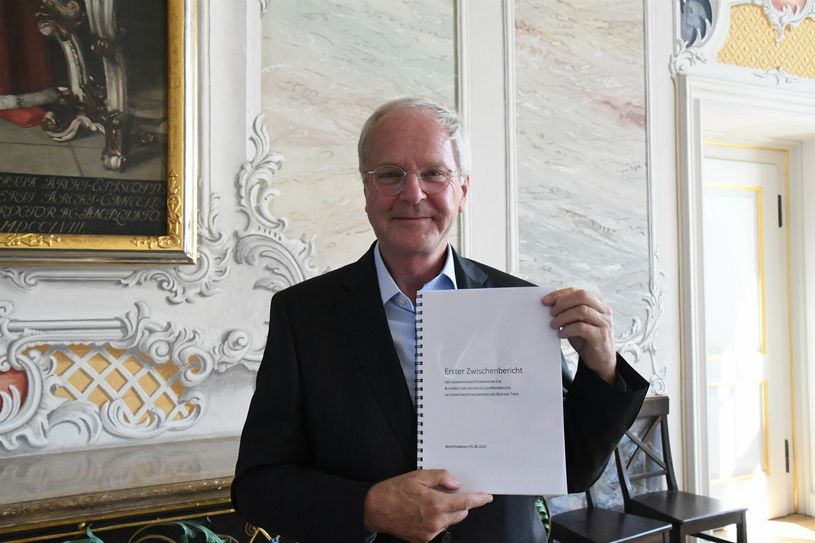 Kommissionsprecher Prof. Robbers mit dem ersten Zwischenbericht