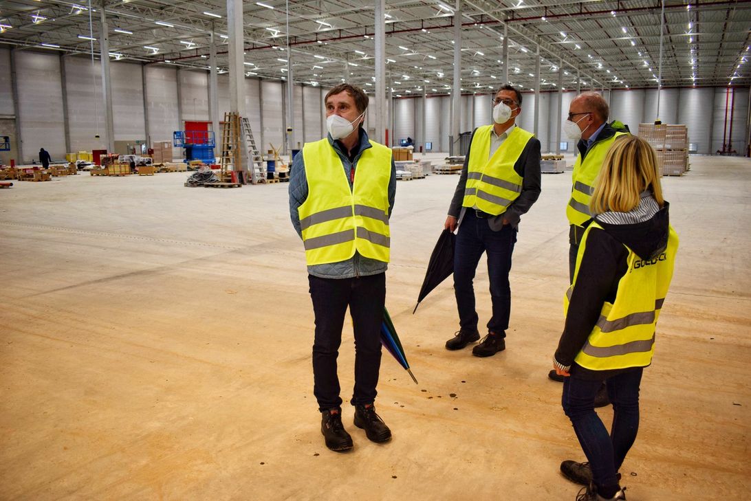 Bürgermeister Ulf Hürtgen und Beigeordneter Ottmar Voigt zeigten sich begeistert vom neuen Fiege-Logistikzentrum und waren von den Ausmaßen der Lagerhallen sichtlich beeindruckt. Das Foto zeigt (v.l.n.r.) Beigeordneten Ottmar Voigt, Bürgermeister Ulf Hürtgen, Niederlassungsleiter Thomas Fahnert und Real Estate Managerin Birgit Wilde. Foto: Stadt Zülpich/ Julia Schneider