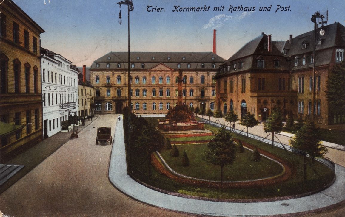 Kornmarkt mit Rathaus und Post, nach 1911, Postkarte koloriert, Stadtarchiv Trier, Ansichtskarten-Sammlung August Hertmanni, Album 8. Foto: zur Verfügung gestellt vom Stadtmuseum Simeonstift