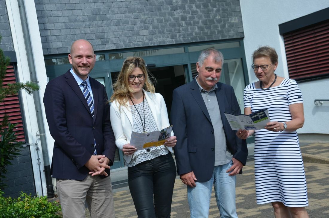 Unabhängige Energieberater (r.) kommen zu den Bürgern in Rott und Mulartshütte. Das freut Bürgermeister Jorma Klauss und Annika Thelen (l.) vom Bauamt der Gemeinde Roetgen.
