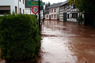 Zugang zum Zurlaubener Moselufer wegen Hochwasser gesperrt.   Symbolfoto: Neumann