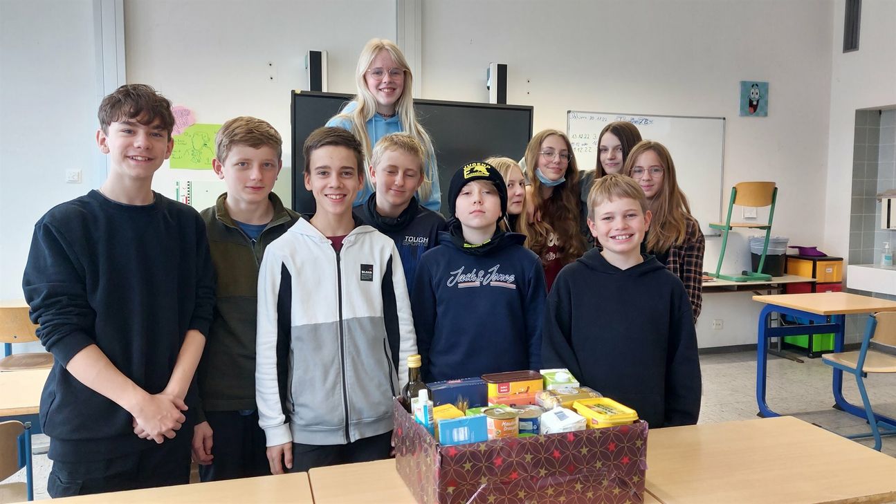 Die Schüler des St. Michael-Gymnasiums haben 20 Weihnachtskisten für die Kunden der Monschauer Tafel gepackt. Foto: Sistermans
