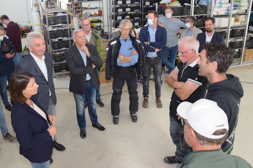 Wirtschaftsminister Daniela Schmitt und Andreas Pinkwart (von links) im Gespräch mit HwK-Präsident Kurt Krautscheid (3.v.l.) und Tischlermeister Maik Rönnefarth (2.v. vorne rechts) sowie Bürgermeister Alfred Sebastian (links neben ihm). Foto: HwK Koblenz