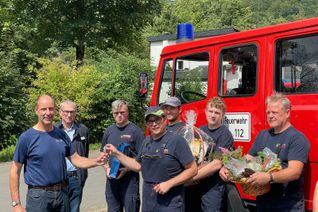 Wehrführer Alfred Haas (l.) und Beigeordneter Klaus-Dieter Peters (2.v.l.) bei der Entgegennahme des Schlüssels vom stellvertretenden Abteilungskommandanten Florian Himml (M.) und weiteren Feuerwehrkameraden aus Lauchheim. Foto: FF Birresborn