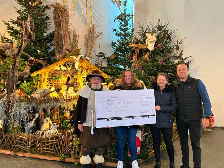 Überrascht und erfreut über die große Spende von 2000 Euro des Pflegedienstes Theißen war der singende Hirte, Reiner Jakobs - hier mit den Inhabern des Familienbetriebs (v.r.) Stefan, Dilek und Clauda Theißen. Foto: T. Förster