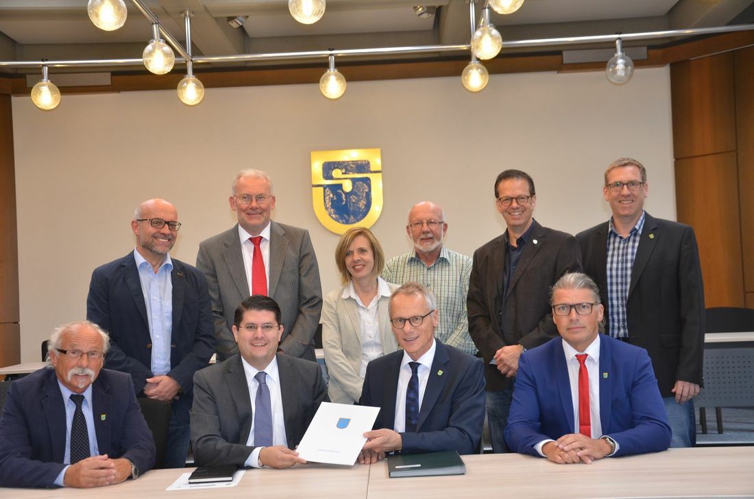 Bennet Gielen (sitzend, 2.v.l.) bei seiner Vereidigung im Herbst 2016 mit Bürgermeister Karl-Heinz Hermanns, den Abteilungsleitern sowie den stellvertretenden Bürgermeistern Bernd Goffart (r.) und Norbert Brewer (†). Wird er gewählt, so wechselt er zum 1. April als Sozialdezernent zur Stadt Kempen.