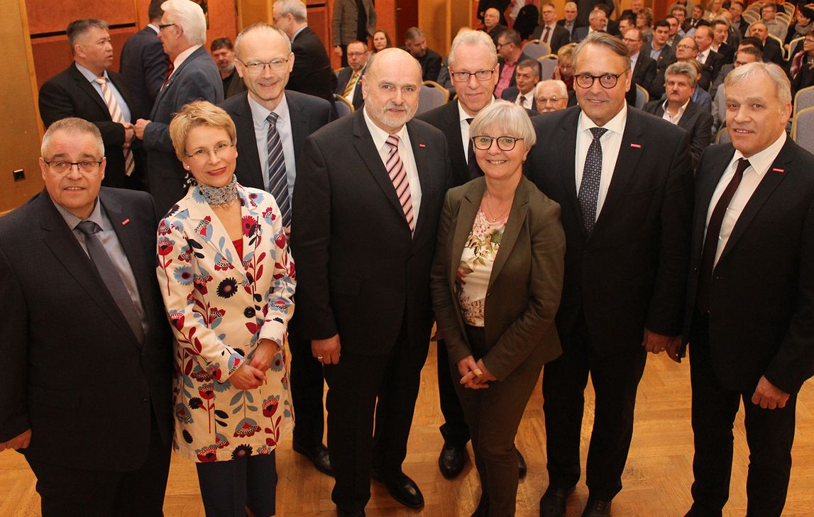 Aus dem engen Ovalen Saal war der Empfang in den Großen Kursaal gezogen und die Handwerker weihen im November 2020 ihr neues Haus des Handwerks in der Siemensstraße ein. Von links: Geschäftsführerin Silke Dittrich, Kreishandwerksmeister Peter Mumbauer und Alfred Wenz, Geschäftsführerin Gundula Sutter von der Arbeitsagentur, Präsident Kurt Krautscheid und Hauptgeschäftsführer Ralf Hellrich von der Handwerkskammer Koblenz, sowie Hauptgeschäftsführer Gerhard Schlau von der Kreishandwerkerschaft.