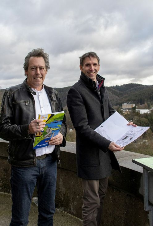 Zeichner Bernd Kehren und Geschäftsführer Marcel Wolter präsentierten das Kindermalbuch auf dem Schreurener Tempelchen, was ebenfalls ausgemalt werden kann. Foto: Stadt Schleiden / Kerstin Wielspütz