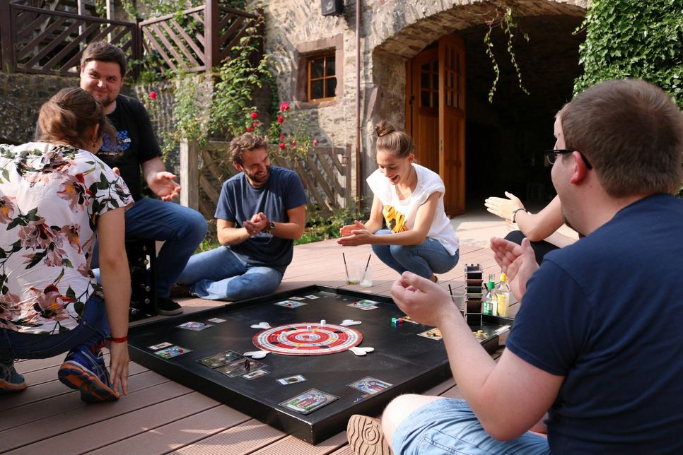 Offline-Spaß bietet die »Boardsbar« im Eifelkreis. Bei den Treffen erleben die Teilnehmer, wie viel Vergnügen Brettspiele in der realen Welt bereiten.    Foto: FF