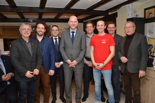 Umringt von Roetgener Parteivorstand, Fraktionsspitze, Parteifreunden und Bürgermeister a.D. Manfred Eis (r.) freut sich Jorma Klauss auf einen spannenden Wahlkampf und strebt eine zweite Amtszeit als Bürgermeister an. Foto: T. Förster