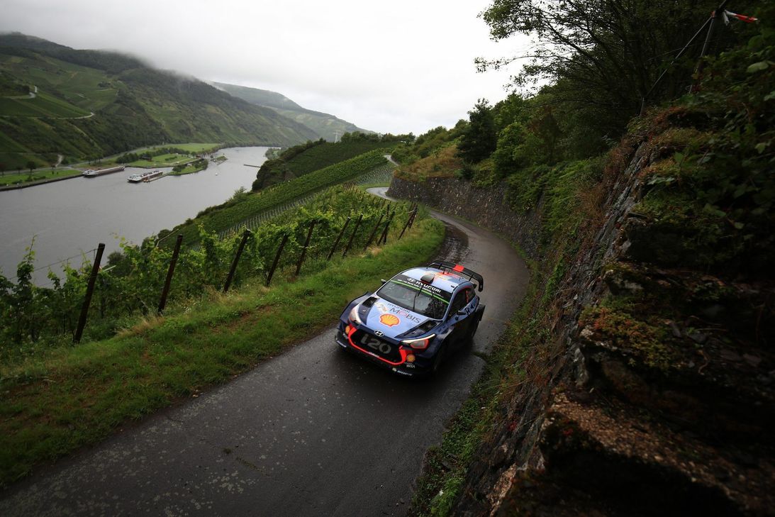 In den engen Weinbergswegen sind großes Können und volle Konzentration gefragt. Foto: ADAC