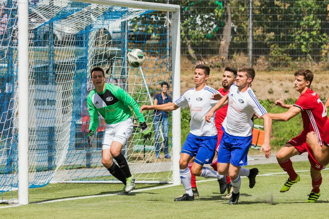 Diesmal ließ sich der TSV Emmelshausen nicht von der Bingener Offensive überraschen. Torwart Jonas Börsch, Jonas Bersch und Gerrit Wißfeld lieferten eine konzentrierte Abwehrarbeit ab. (Foto: Arno Boes)