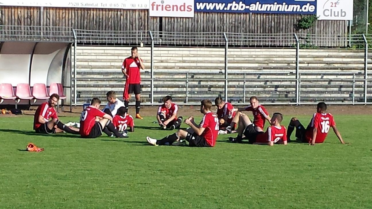 Gesenkte Häupter gab es nach dem Abpfiff beim FSV Salmrohr. Foto: Andreas Arens