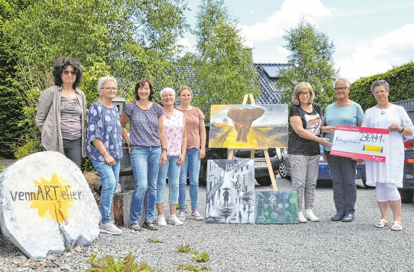 Die Künstlerinnen des »vennARTelier« in Konzen haben ihre Bilder zum Verkauf angeboten und den Erlös von 2364 Euro an Alice Klein (2.v.r.) übergeben. Sie wird damit Freizeitangebote für junge geflüchtete Ukrainer organisieren.