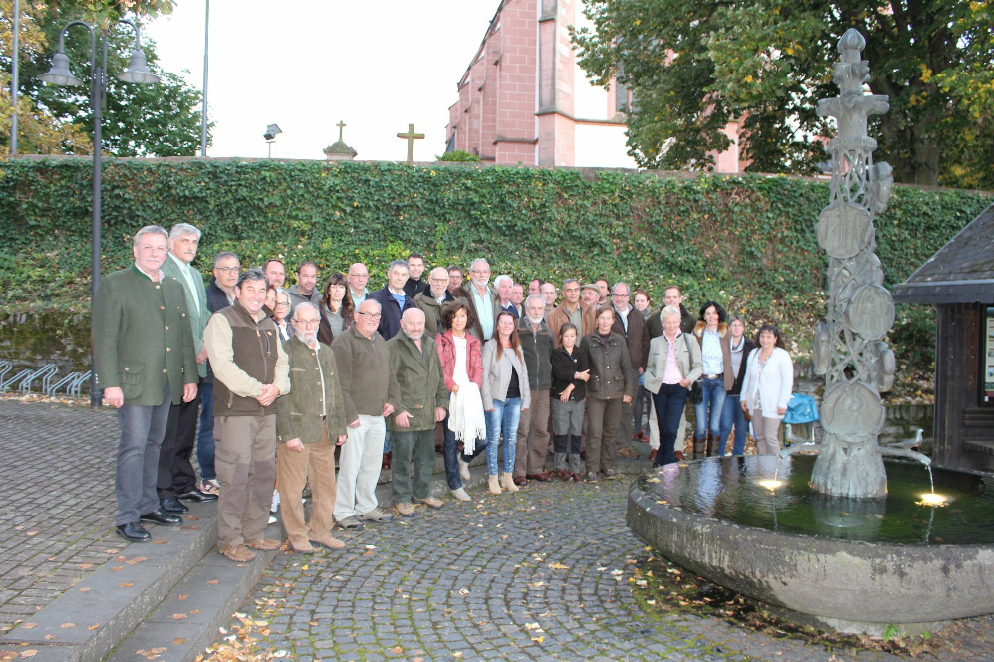 Strahlende Gesichter bei den Hundeführerinnen und Hundeführern, die sich in Klausen zur Übergabe der “Bescheinigung über die abgelegte Brauchbarkeitsprüfung“ eingefunden hatten. Monatelanges Training waren diesem Tag vorausgegangen und das war für beide, Führer und Hund, harte Arbeit. Foto: FF