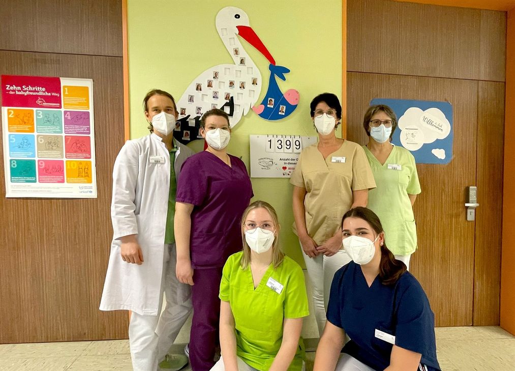 Das Team rund um die Geburt: obere Reihe (v.l.n.r.): Andrea Graca dos Santos (Chefärztin der Abteilung Gynäkologie und Geburtshilfe), Eva Klaas (Teamsprecherin der Beleghebammen), Nicole Ludwig (Medizinische Fachangestellte), Brigitte Braschel (Pflegerische Hilfskraft)
untere Reihe (v.l.n.r.): Lara Roßwinkel (Gesundheits- und Krankenpflegerin), Lillien Klemens (FSJlerin)