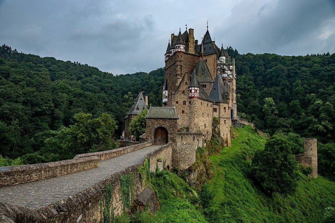 Auf einem Wanderweg nahe der Burg Eltz soll sich der Vorfall ereignet haben. Foto: pixabay