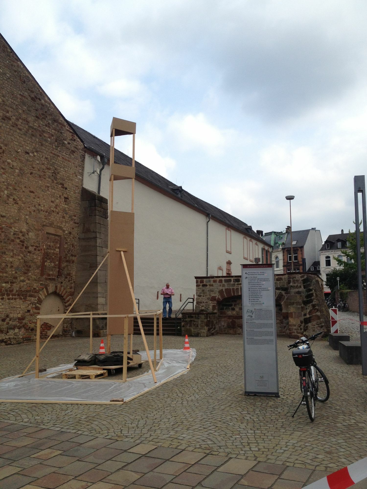 Dieses Holzmodell hat die Stadt probeweise auf dem Simeonstiftplatz aufgestellt. Foto: Presseamt