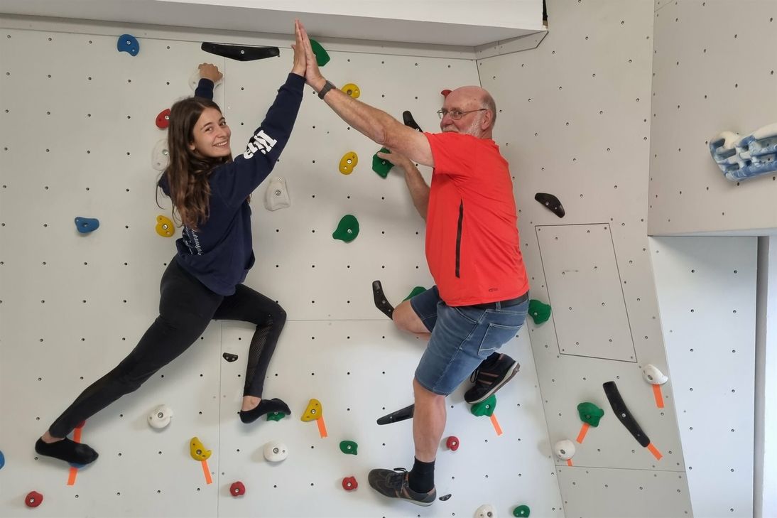 Bouldern, wie die moderne Spielart des Kletterns in Absprunghöhe heißt, kann man bereits in der Alpenvereinshütte auf Vogelsang, wie Routenbauerin und Trainerin Kira Eden (v.l.) sowie Max Theißen, Vorsitzender der DAV-Sektion Eifel, zeigen. Geplant ist die offizielle Eröffnung des Selbstversorgerhauses zum Ende des Jahres.