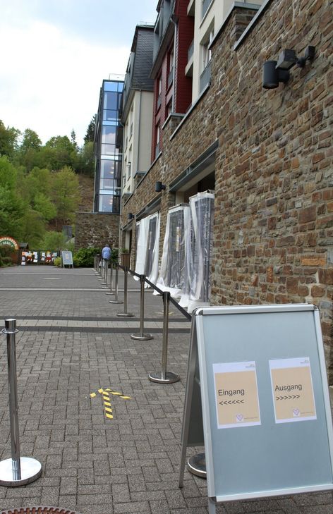 Nicht sonderlich einladend, aber den Hygienebestimmungen entsprechend, dürfen sich Pflegebedürftige und Angehörige im Maria-Hilf-Stift wieder treffen. Foto: MHS