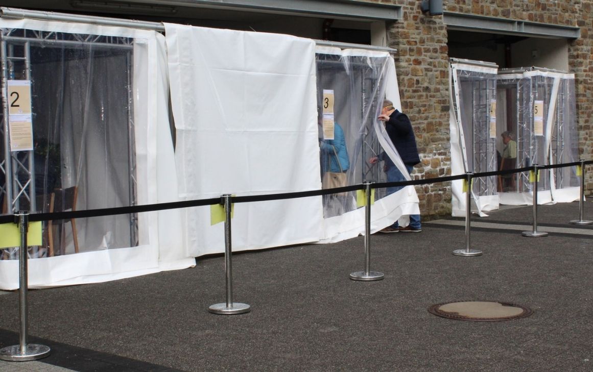 Nicht sonderlich einladend, aber den Hygienebestimmungen entsprechend, dürfen sich Pflegebedürftige und Angehörige im Maria-Hilf-Stift wieder treffen. Foto: MHS