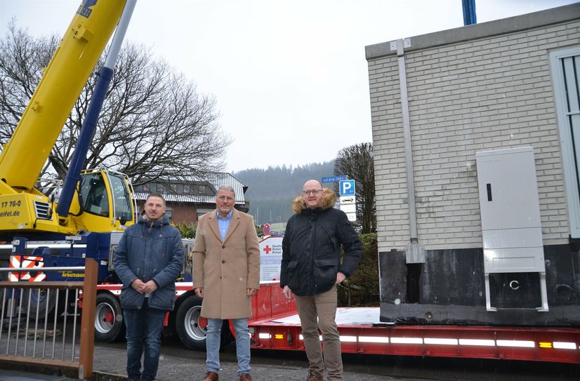 Mit dem Point of Presence hat die Deutsche Glasfaser im Beisein von Bürgermeister Bernd Goffart und Ortsvorsteher Christoph Poschen ein sichtbares Zeicehn gesetzt, dass der Netzausbau in Einruhr und Erkensruhr gestartet wurde.