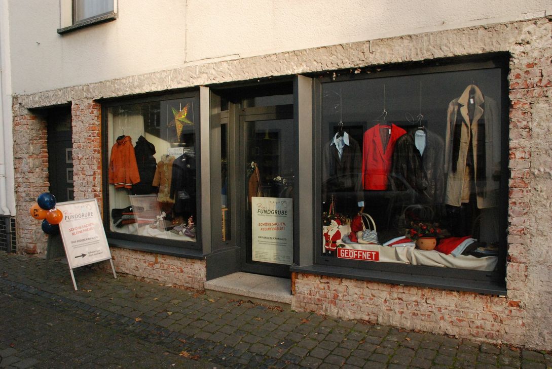 Rias Fundgrube zog in diesem Jahr auf die Kollengasse in Adenau um und hat nun ein echtes Schaufenster. Foto: Tim Nolden