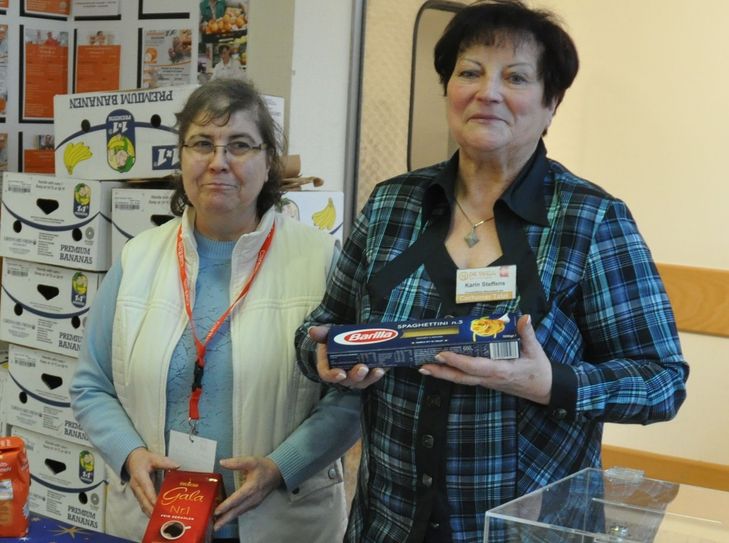 Karin Steffens (rechts), Leiterin der Cochemer Tafel, sammelte am ersten Adventswochenende zusammen mit ihren Mitstreitern Lebensmittel- und Geldspenden im "Globus" in Zell.