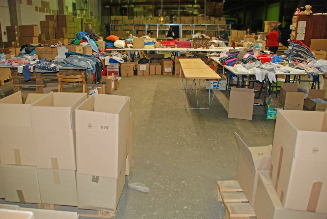 In der Sortierhalle für Kleidung und Sachspenden werden Helfer gesucht. Foto: FF