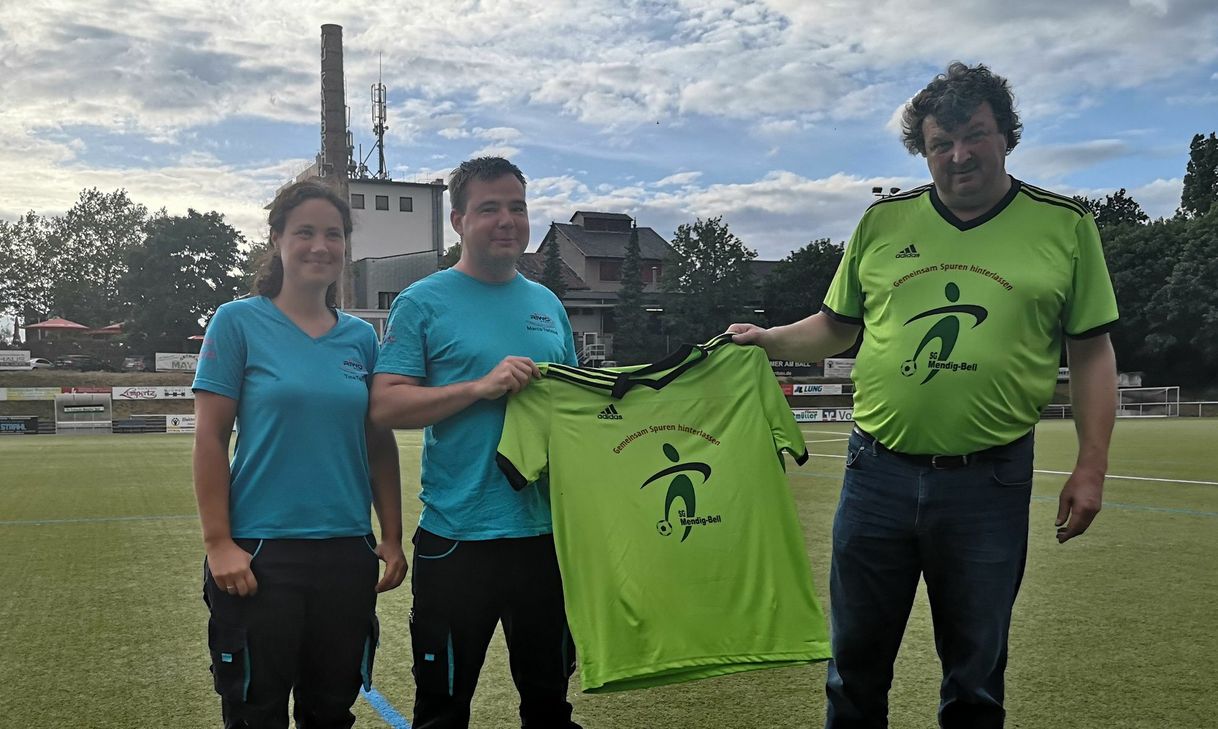 SG-Vorsitzender Harald Heinemann (rechts) konnte die Helfertrikots in Empfang nehmen.